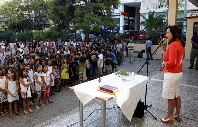 Αγιασμός με γιουχαΐσματα κατά της υπουργού Παιδείας