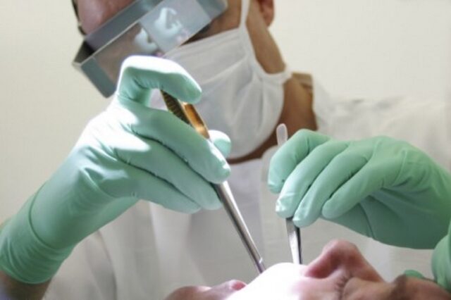 Κορονοϊός: Μόνο τα έκτακτα περιστατικά στα οδοντιατρεία