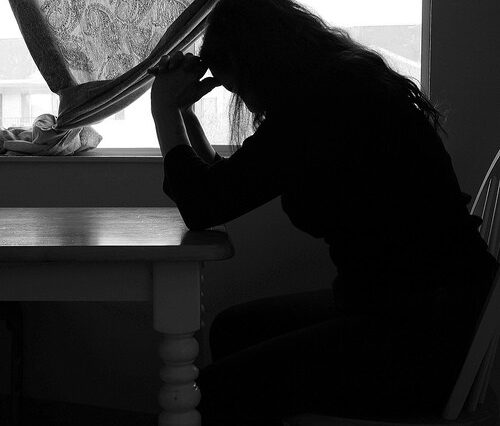Στα παγωμένα νερά αγκαλιά με το παιδί της