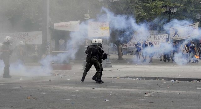 Γεμίζουν δακρυγόνα οι αποθήκες της ΕΛ.ΑΣ.