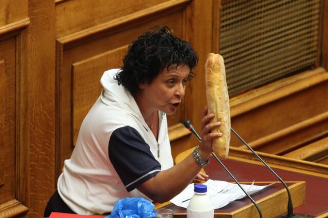 Η Κανέλλη στη Βουλή με γάλα και ψωμί