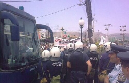 Οι ταξιτζήδες σταμάτησαν τα ΜΑΤ