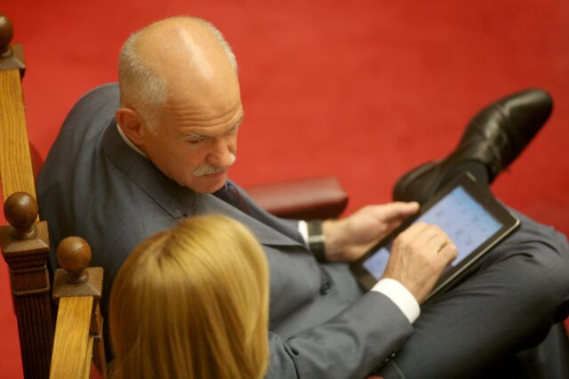 Ο Παπανδρέου έπαιζε με το iPad ενώ οι νέοι αγόρευαν