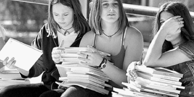 Εγκλωβισμένα σε αποθήκες 3 εκατ. σχολικά βιβλία