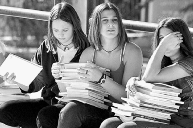 Εγκλωβισμένα σε αποθήκες 3 εκατ. σχολικά βιβλία