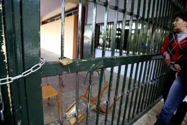 Ζητάει λίστα με τα υπό κατάληψη σχολεία