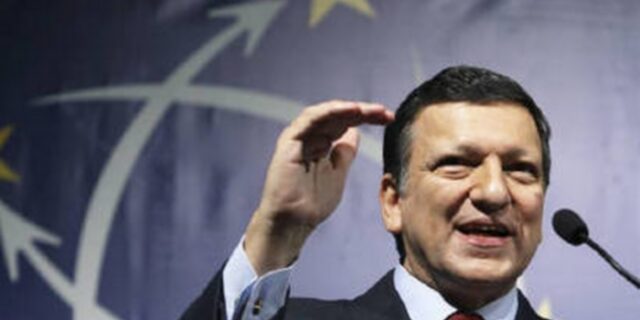 Πολιτικές πιέσεις έβαλαν την Ελλάδα στο ευρώ