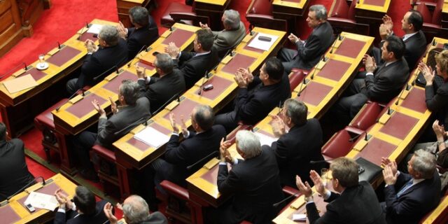 Στα 19,16 δισ. ευρώ εκτοξεύτηκε το έλλειμμα