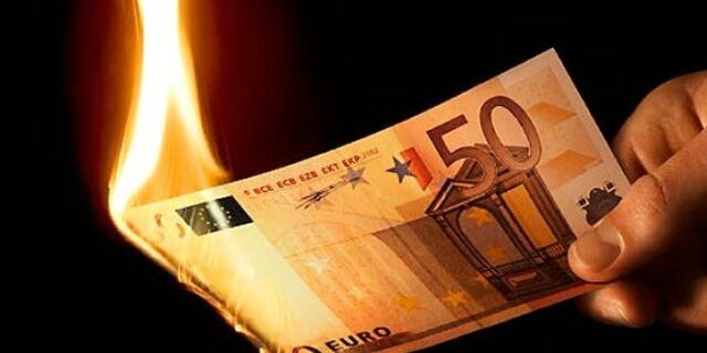 Κούρεμα στους μισθούς, αλλά όχι στην ακρίβεια
