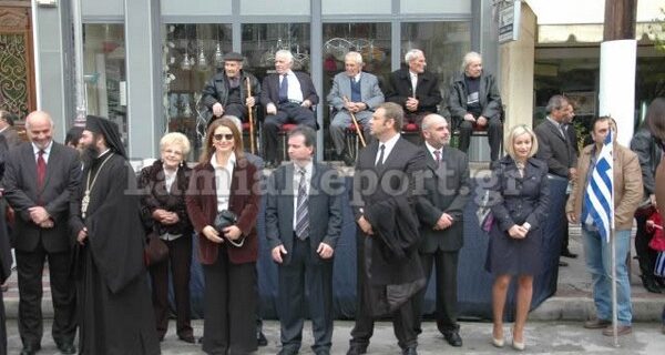 Ο Γκλέτσος κατέβασε κάτω τους επισήμους