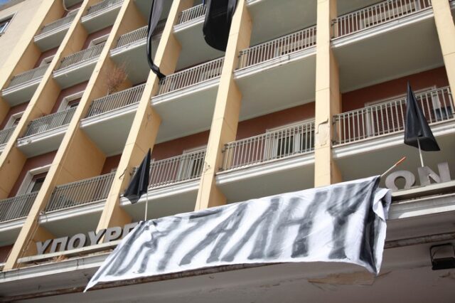 Συνεχίζονται οι καταλήψεις στα δημόσια κτήρια