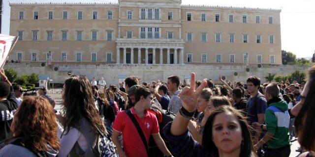 ΜΑΤ κατά μαθητών στο Σύνταγμα