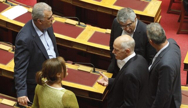 Η εφεδρεία χτυπά τα υπουργικά γραφεία