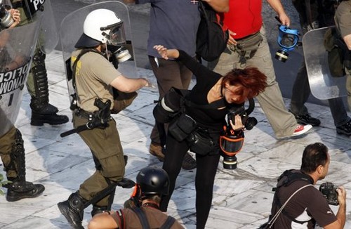 Σύλληψη αστυνομικού για επίθεση σε φωτορεπόρτερ