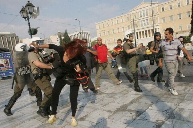 Ελεύθερος ο αστυνομικός που χτύπησε τη φωτορεπόρτερ