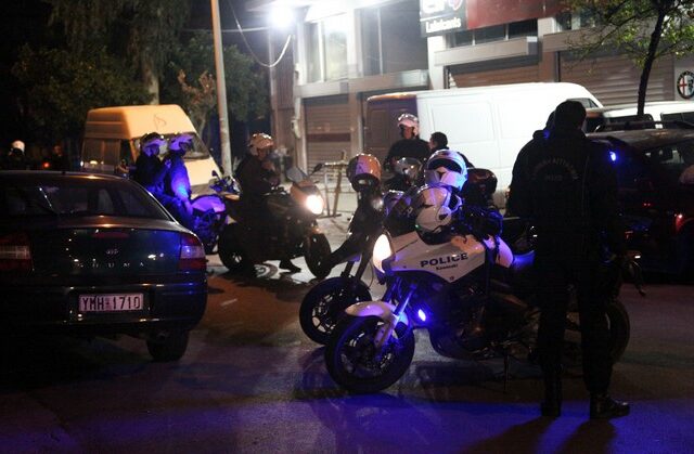 Πυροβόλησαν αστυνομικούς στη Βάρη