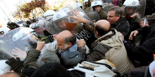 ΜΑΤ έσπασαν την κατάληψη στο κέντρο της ΔΕΗ