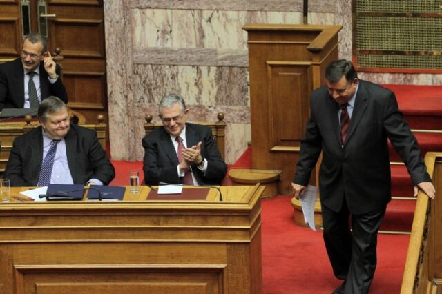 Με αποχώρηση απειλεί ο Καρατζαφέρης