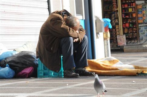 Υποδύονται τους ασθενείς για να φάνε ένα πιάτο φαΐ