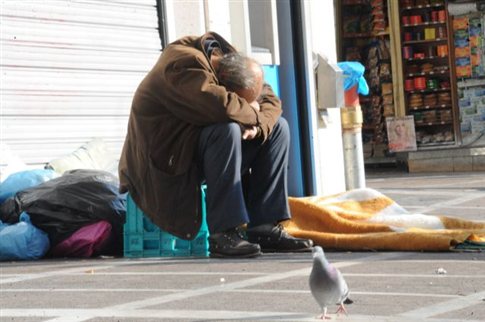 Υποδύονται τους ασθενείς για να φάνε ένα πιάτο φαΐ