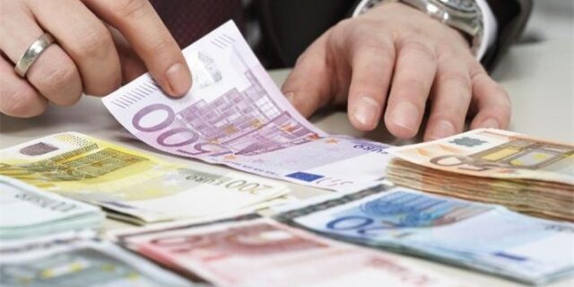 Πόσα θα πληρώσουμε σε παρακράτηση και έκτακτη εισφορά