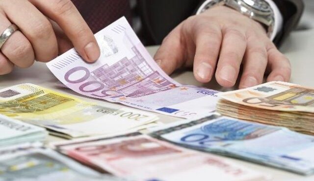 Πόσα θα πληρώσουμε σε παρακράτηση και έκτακτη εισφορά