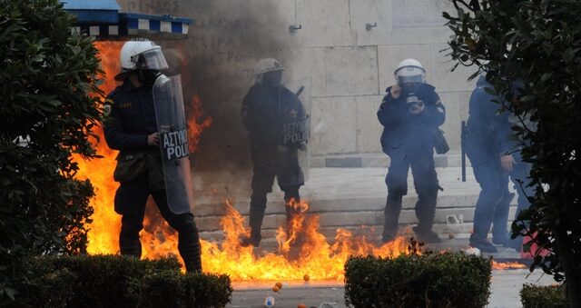 Μολότοφ και πετροπόλεμος στην πορεία για τον Αλέξη