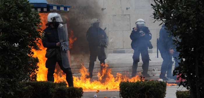 Μολότοφ και πετροπόλεμος στην πορεία για τον Αλέξη