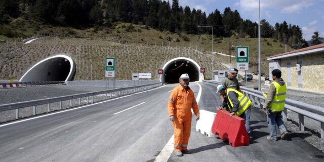 ΕΕ: “Ολοκληρώστε τα έργα ή δώστε τα χρήματα πίσω”
