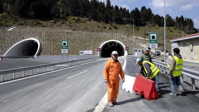 ΕΕ: “Ολοκληρώστε τα έργα ή δώστε τα χρήματα πίσω”