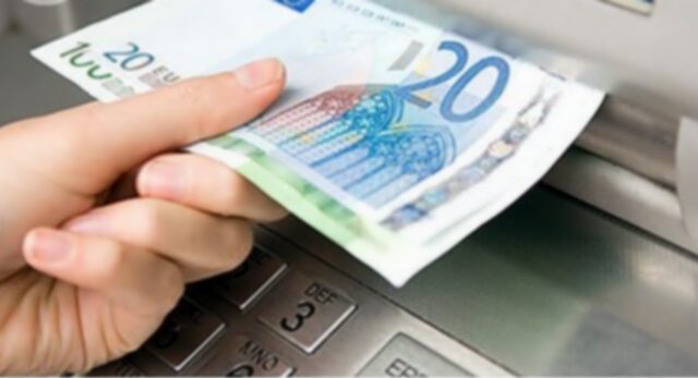 Στα 24,7 δισ. ευρώ οι καταθέσεις των Ελλήνων στο εξωτερικό τον Σεπτέμβριο του 2012