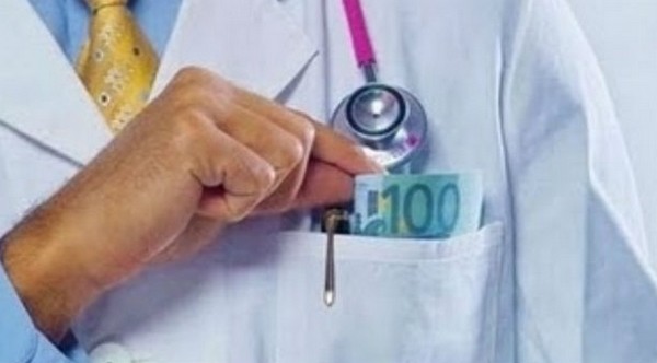 Συνελήφθη μαιευτήρας για εκβιασμό