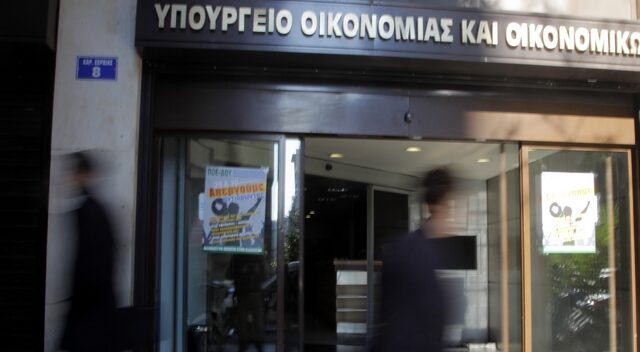 Σκορπούν εκατομμύρια σε άδειο κτίριο