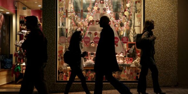 Χριστούγεννα με στερήσεις και για τους νέους