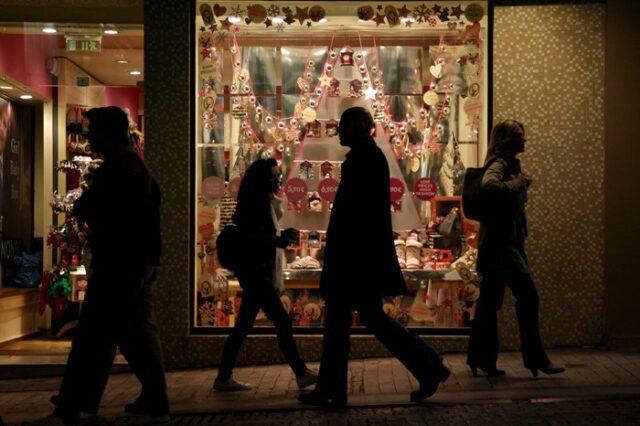 Χριστούγεννα με στερήσεις και για τους νέους