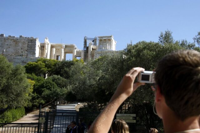 Οι ξένοι επιμένουν ελληνικά