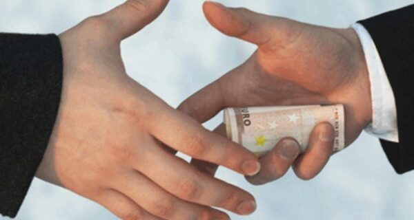 Βραβείο σε φερόμενους επίορκους εφοριακούς
