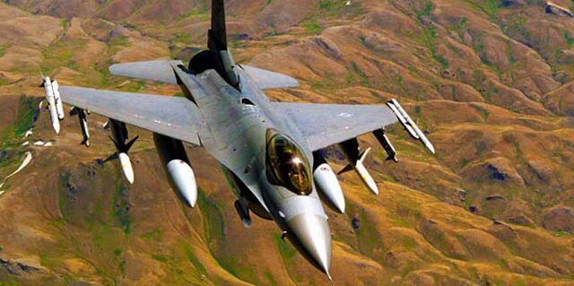 F-16 προσγειώθηκε με την “κοιλιά” στη Λάρισα