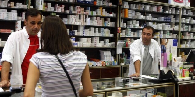 Αντί για τον γιατρό, ρωτούν τον φαρμακοποιό