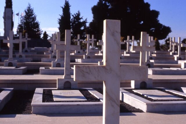 Απειλούν να ξεθάψουν τους νεκρούς