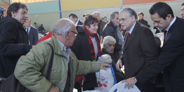 Με απόρους έκανε Πρωτοχρονιά ο Παπαδήμος