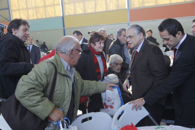 Με απόρους έκανε Πρωτοχρονιά ο Παπαδήμος