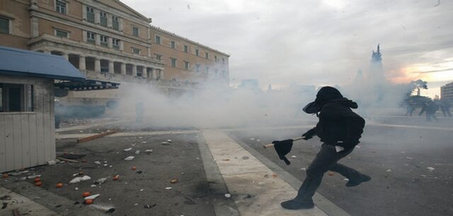 Reuters: Χάος και βία στην Ελλάδα της χρεοκοπίας