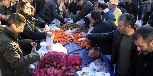 Ουρές απόγνωσης στο Σύνταγμα για δωρεάν λαχανικά