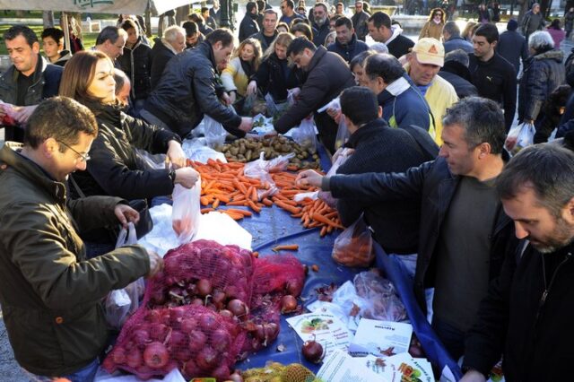 Ουρές απόγνωσης στο Σύνταγμα για δωρεάν λαχανικά