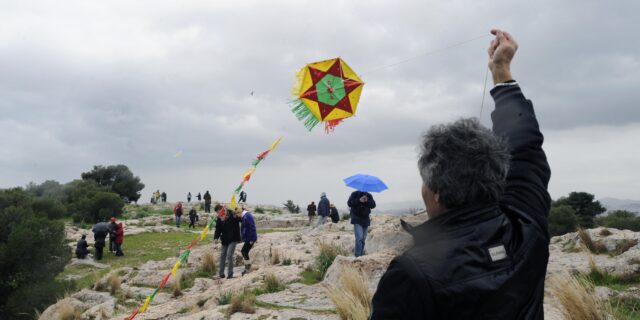 Στο λόφο Φιλοπάππου παρά την κακοκαιρία