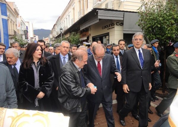 Αλεύρωσαν πολιτικούς στην Καλαμάτα