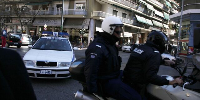Χειροπέδες σε 57χρονη για χρέη