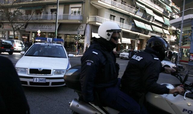 Χειροπέδες σε 57χρονη για χρέη