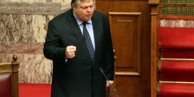 Λίστα-φωτιά με πολιτικούς που έβγαλαν χρήματα στο εξωτερικό